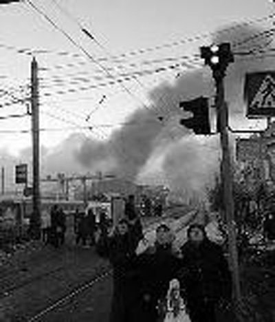 陨石从天而降,民众惊恐不已