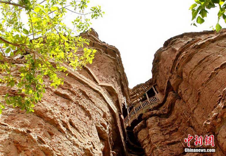 高清:探访中国第二大悬空寺 青海西宁北禅寺